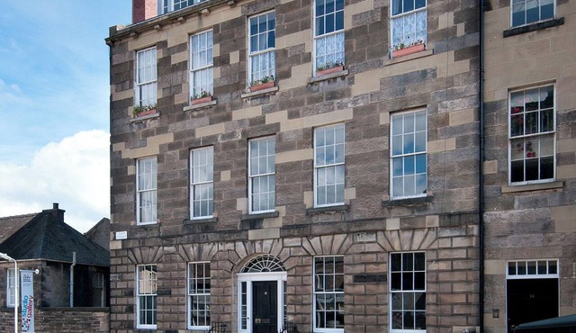 Union Street [363] is a Spacious 3 bedroom Georgian apartment in the city centre.