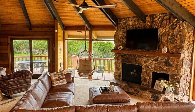 Unique Home Where The Buffalo Roam! Perfect for Families, Reunions. Hunters.