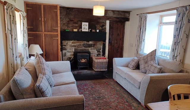 Unique rustic cottage, amazing views of wild places. Family and pet friendly