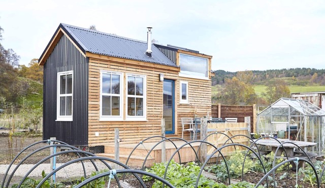 Unique tiny house with wood fired roll top bath in heart of the Cairngorms