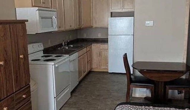 Unit 1: Cozy Studio Microhotel with Full Kitchen.