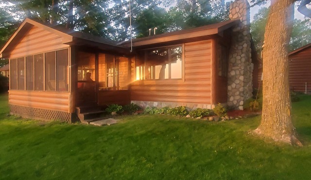 Up north style cabin on the shores of beautiful Mille Lacs Lake. Pet-friendly