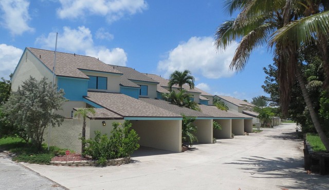 Upgraded Private Townhouse Location For Beach Vacationing In Comfort