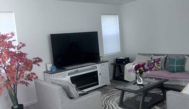 Upscale Aurora Suite Quiet, Private & Stylish