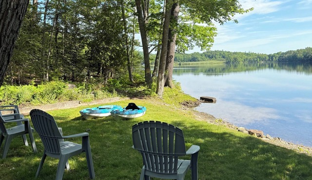 Upscale Lakefront Cottage - Kayaks, Jacuzzi for 2, A/C, Great Location!