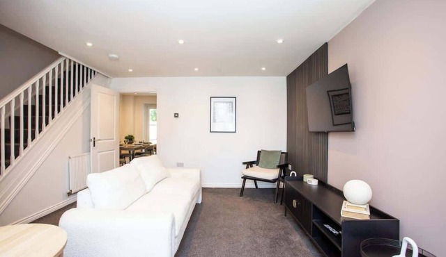 Vacant Nests | The Grove | FREE Parking | Shops