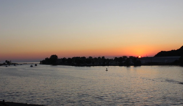 Vacation rental in beautiful downtown Grand Haven walkable to everything!