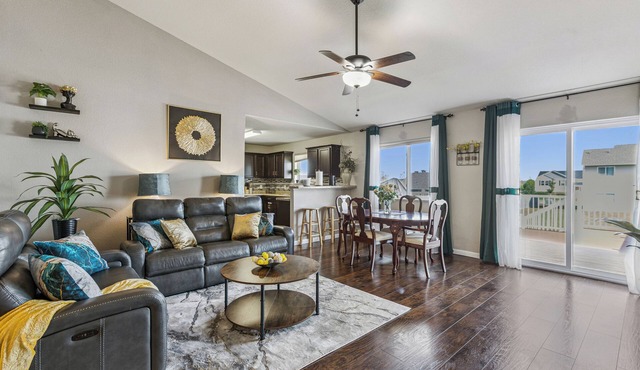 Valclyde Luxury Home. Spacious 5BR Retreat with outdoor patio, Office & Gym