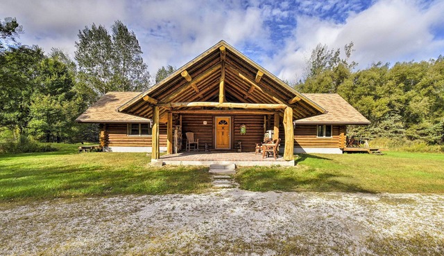 Valders Log Home near EEA Air Show & Sheboygan!