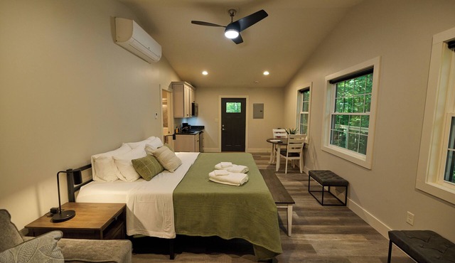 Valley Overlook - Cozy Cabin near Blossom Music Center, 1BR - Peninsula, Ohio