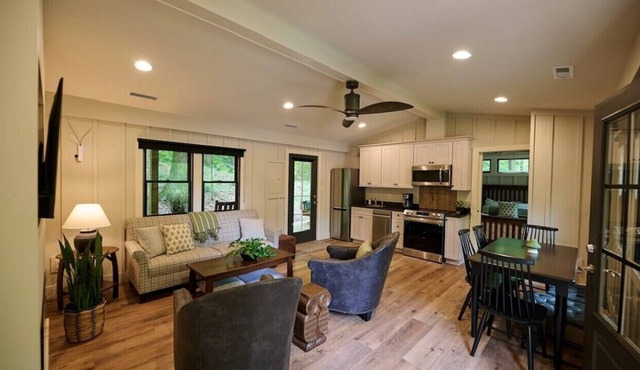 Valley Overlook, Peninsula, Ohio - Luxury Cabin adjoins National Park