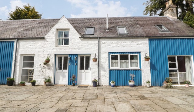 VERDI, pet friendly, with open fire in Strathtay