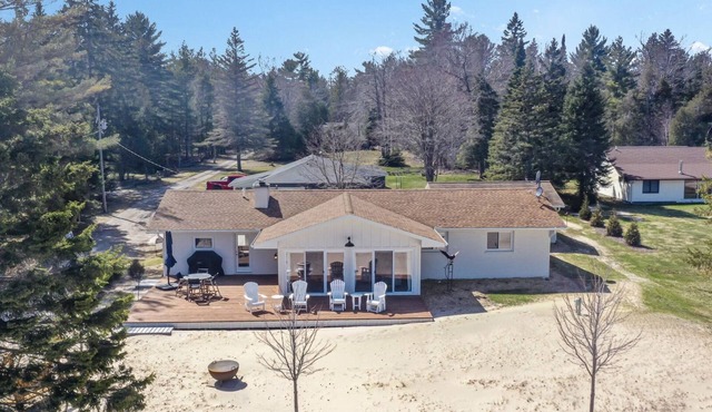 Very cozy and inviting lake house on the sandy shores of beautiful Lake Huron