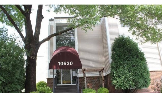 Very nice one bedroom+ condo in great location.