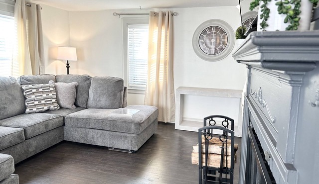 Vibrant Urban Home! 4 Bed - 2 Bath