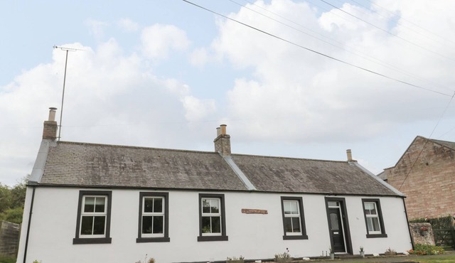 VICTORIA COTTAGE, pet friendly, with open fire in Norham