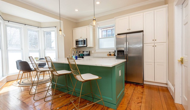 Victorian Diamond 1st floor Unit near Atlantic coast, Boston, & Salem