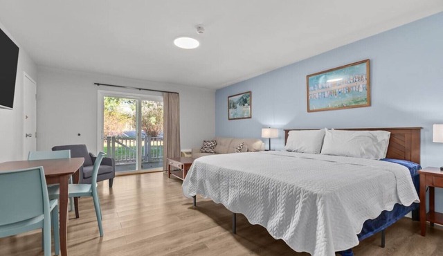 Victorian Inn #118 | King Bed + Full Sleeper Sofa