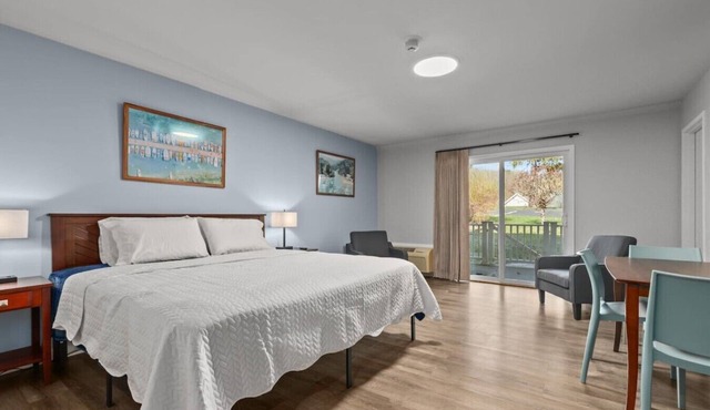 Victorian Inn #242 | King Bed