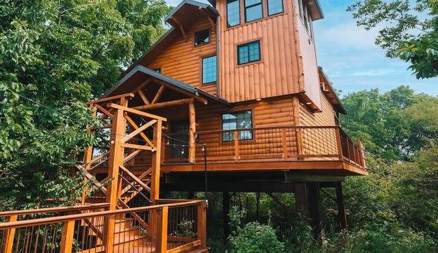 VIEWS! Luxury Treehouse with Hot Tub - Sleeps 6