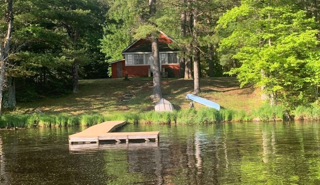 Vintage Cabin on small Private Lake