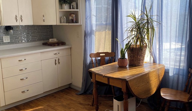 Vintage Cottage Style 2-bedroom house with a lake view!