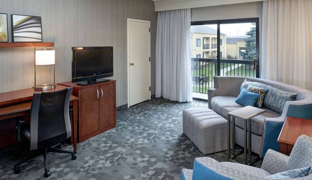 Visit Milwaukee County Zoo! 2 Modern Units, Indoor Pool, Pet-friendly Property!