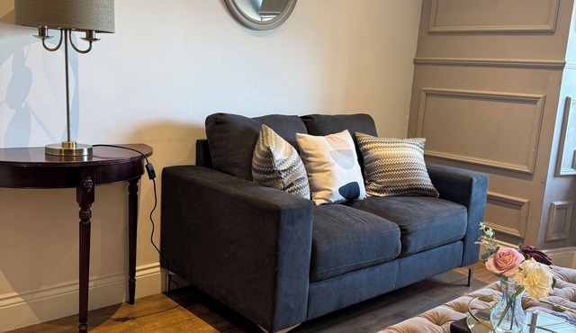 VR Beautiful 2 bedroom central flat