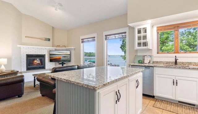 Wake Up at the Lake | Waterfront Condo | Sleeps 8
