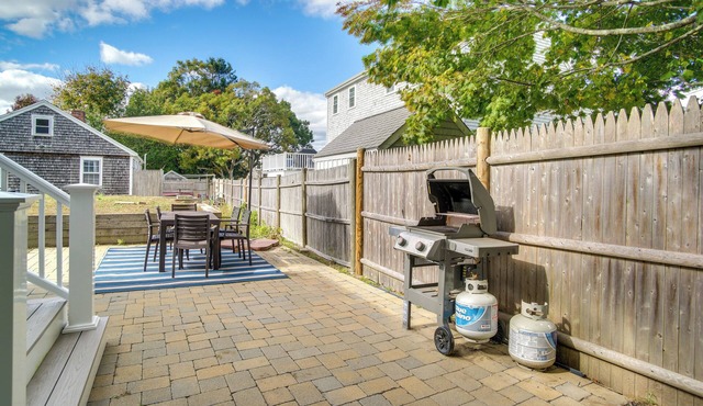Walk to Beaches & Dining: Classic Cape Cod Cottage