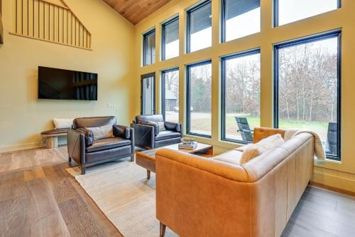 Walk to Castle Rock Lake! Modern Home w/Hot Tub