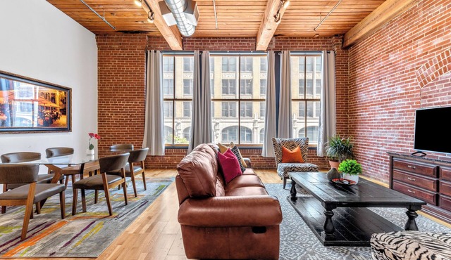 Walk to City Museum & Convention/Events-DWTN 2 Bed Loft