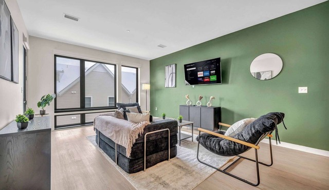 Walk to CWRU w KingBed, Balcony, Gym, Parking, WD