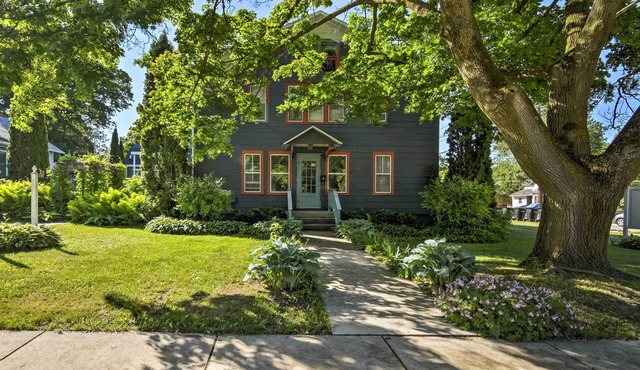 Walk to Dtwn Shops & Eats: Sturgeon Bay Retreat