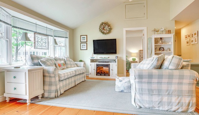 Walk to Goose Rocks Beach: Quiet Townhome w/Patio