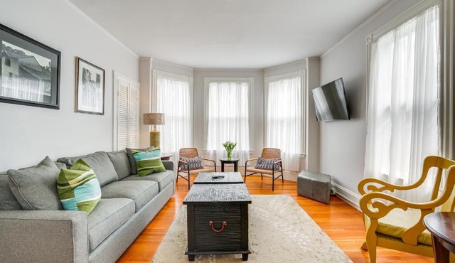 Walk to Harvard Square: Apartment in Cambridge