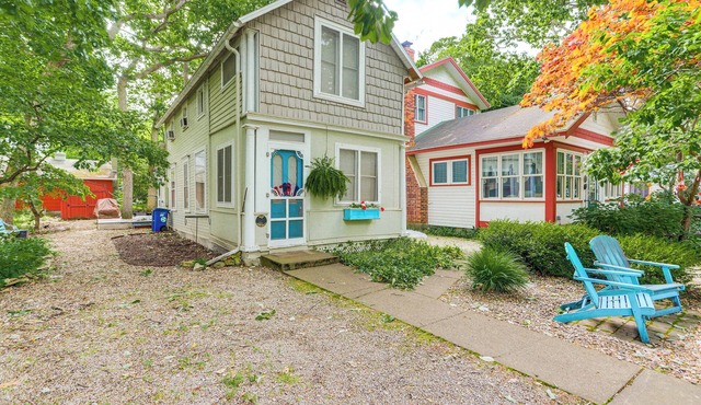 Walk to Lake: Historic Lakeside Marblehead Cottage