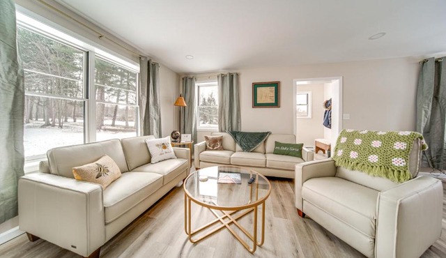 Walk to Lake: Pet-Friendly Cottage in Jamestown!