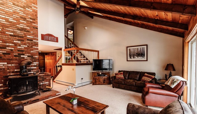 Walk to Loon Ski Lifts. 10 Beds. Free Pool & Gym Access. Near Pemi River