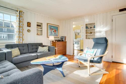 Walk to Monument Beach: Cape Cod Cottage w/Grill