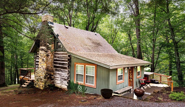 Walk to Nashville | Hot Tub, Creek Views & Cozy Log Cabin 2BR , 2BA
