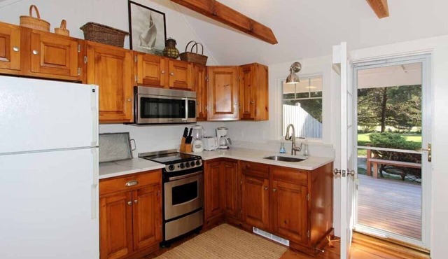 Walk to Nauset from this Cozy Cottage! (1206)