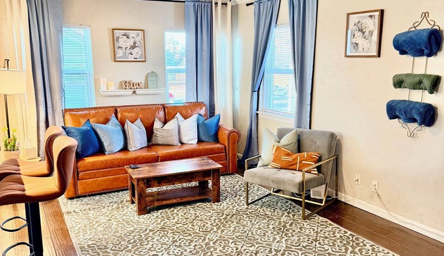 Walk to OCU Lazy Leopard Lounge Stylish OKC Stay 2 bedroom KING & QUEEN