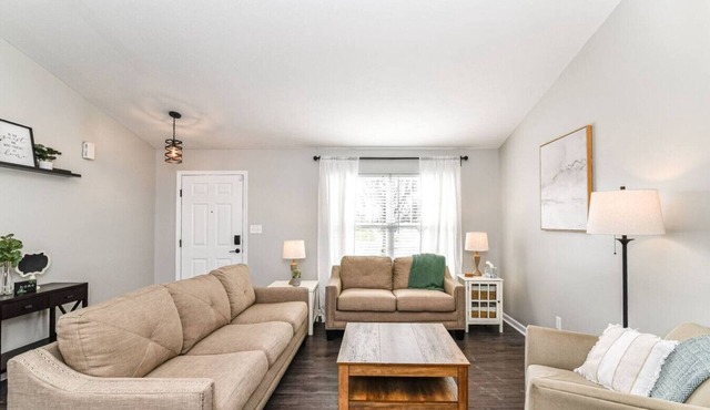 Walk to Ruoff, Pool table, Sleeps 8