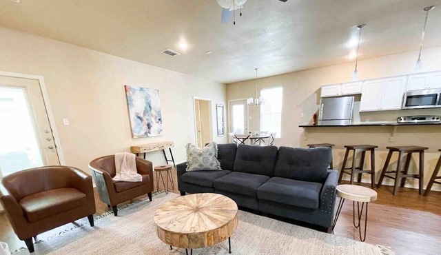 Walk to Texas Tech! 3BDR with a King, Fast Wifi