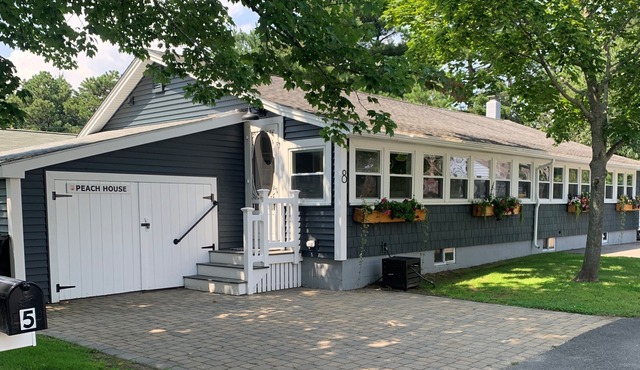 Walk to the Beach from this charming 1 bedroom cottage in Camp Ellis!