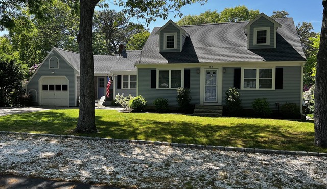 Walk to the beach from the cutest house ever!