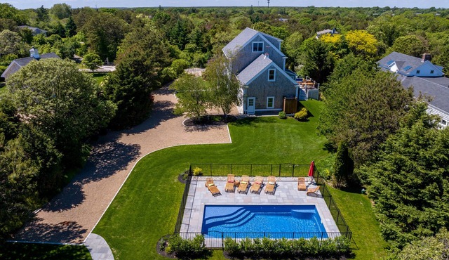 WALK TO VILLAGE LOCATION, NEW POOL, FAMILY COMPOUND!