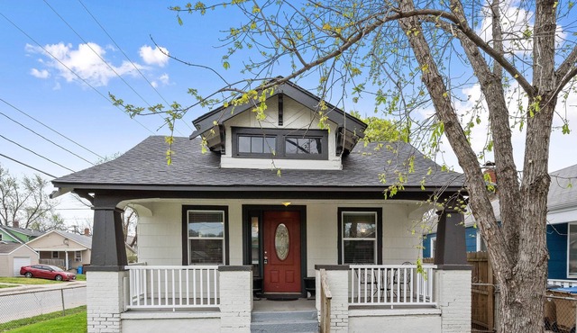 Walkable Pet Friendly North KC Bungalow!
