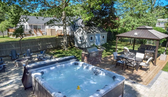 Walkable to beaches. Hot Tub and Dog Friendly!